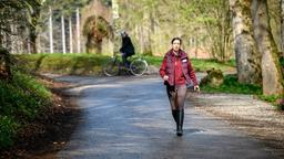 Michael (Erich Altenkopf, hinten) findet die aufgewühlte Carolin (Katrin Anne Heß, vorne) auf der Landstraße.