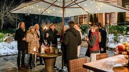 Michael (Erich Altenkopf), Rosalie (Natalie Alison), Alfons (Sepp Schauer), Robert (Lorenzo Patané) und Cornelia (Deborah Müller) überraschen André (Joachim Lätsch) und Leentje (Antje Mairich) mit einer Abschiedsparty.