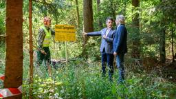 Michael (Erich Altenkopf) und Robert (Lorenzo Patané) werden Zeugen von Sprengvorbereitungen im Wald.