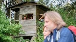 Michael (Erich Altenkopf) und Xenia (Elke Winkens) machen Werner (Dirk Galuba, h.l. mit Komparse) bei der Jagd einen Strich durch die Rechnung.