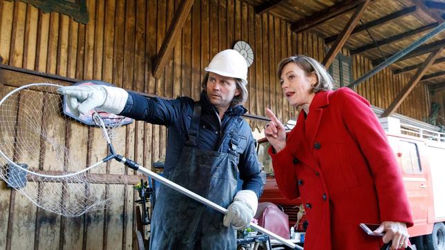 Michael (Erich Altenkopf) und Xenia (Elke Winkens) wollen Hahn Ullrich einfangen.