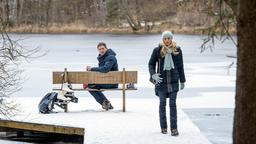 Nach einem Sturz beim Schlittschuhlaufen, ist es mit der alten Vertrautheit zwischen Alicia (Larissa Marolt) und Christoph (Dieter Bach) schlagartig vorbei.