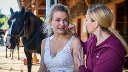 Nachdem Majas (Christina Arends) Hochzeit geplatzt ist, kümmert sich Selina (Katja Rosin) fürsorglich um ihre Adoptivtochter.