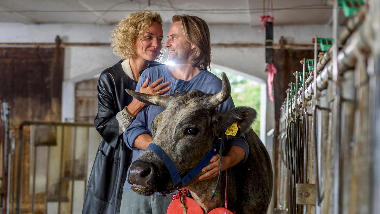 Natascha (Melanie Wiegmann) bringt es nicht übers Herz, Michael (Erich Altenkopf) eine Absage wegen des Bauernhofs zu erteilen.