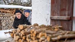 Natascha (Melanie Wiegmann) hilft Fabien (Lukas Schmidt) beim Diebstahl der Prüfungslösungen für Nora.