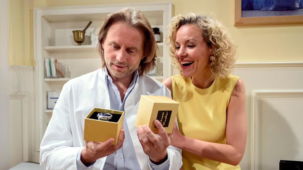 Natascha (Melanie Wiegmann) macht Michael (Erich Altenkopf) ein nicht ganz uneigennütziges Geschenk.