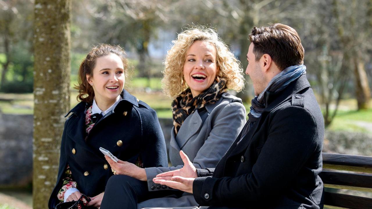 Natascha (Melanie Wiegmann) schlägt Romy (Désirée von Delft) und Goran (Saša Kekez) vor, ihre Managerin zu werden.