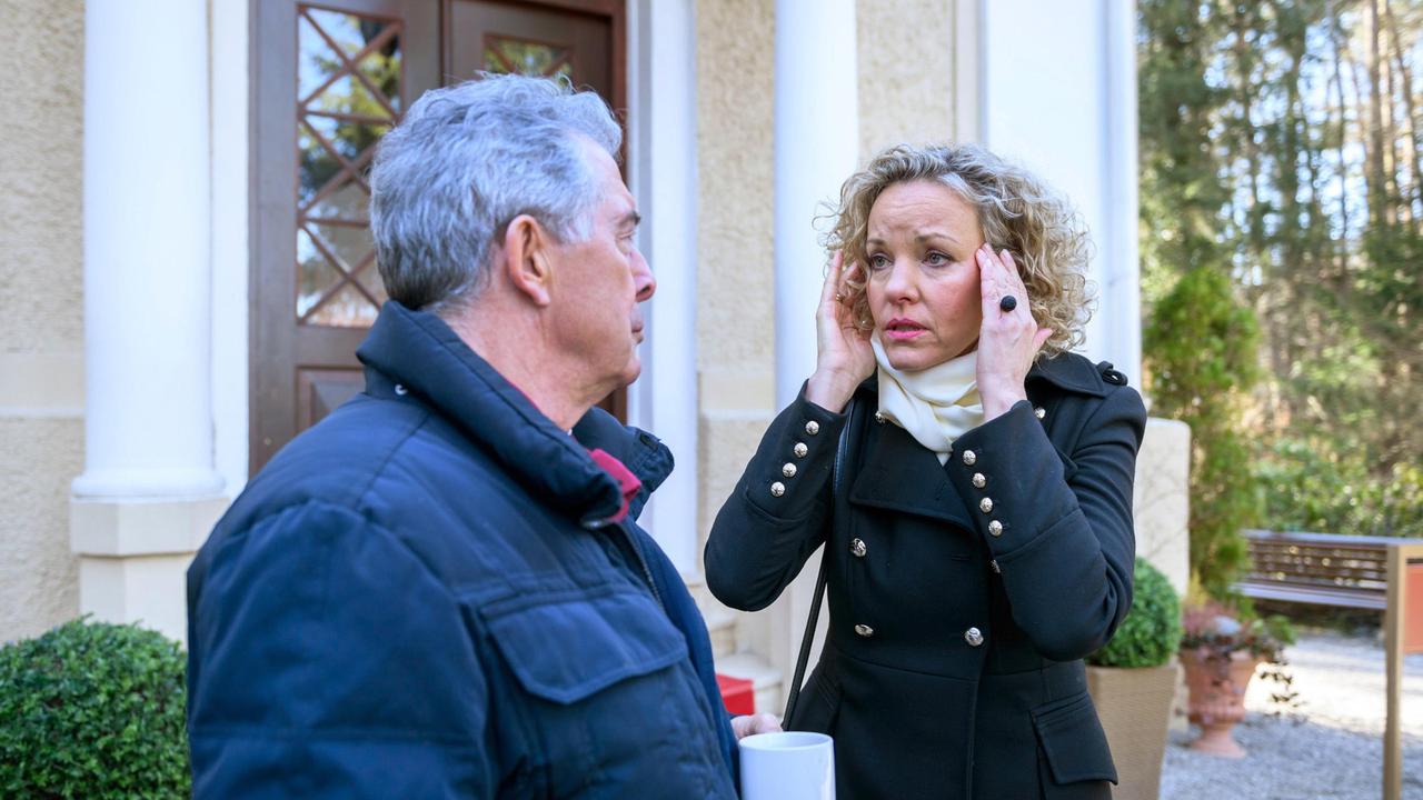 Natascha (Melanie Wiegmann) und André (Joachim Lätsch) suchen nach einer Erklärung für den Aussetzer bei Nataschas Auftritt.