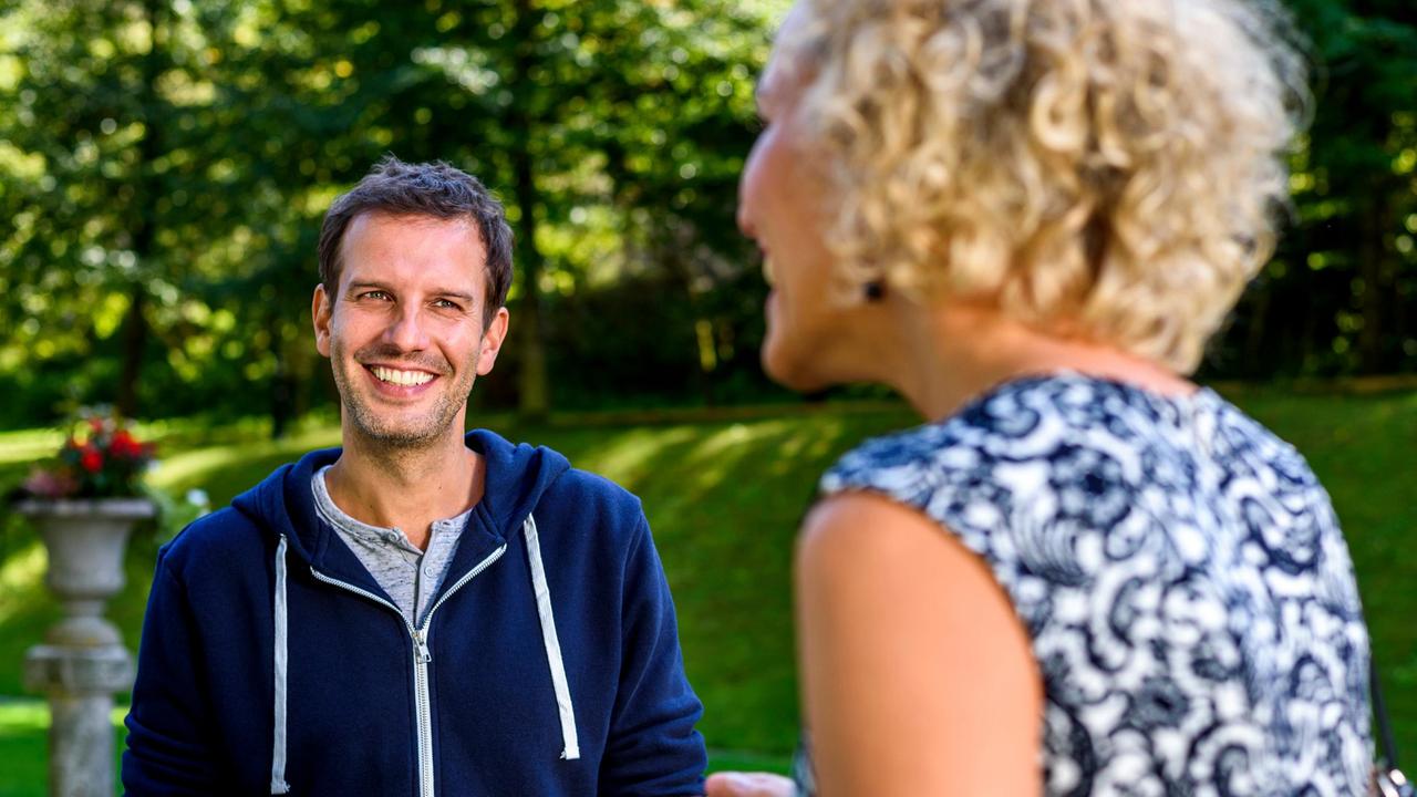 Nils (Florian Stadler) kann sich nicht gegen seine Gefühle für Natascha (Melanie Wiegmann) wehren.