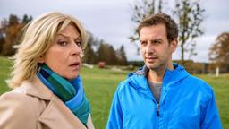 Nils (Florian Stadler) versucht die angespannte Stimmung zwischen Charlotte (Mona Seefried) und ihm aufzulockern.