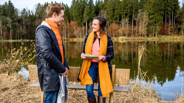 Norman (Niklas Löffler) begegnet der faszinierenden Blumenliebhaberin Carolin Muhr (Dagny Dewath). Die selbstbewusste und sympathische, junge Botanikerin ist durch viele exotische Länder gereist, um seltene Pflanzen zu erforschen.