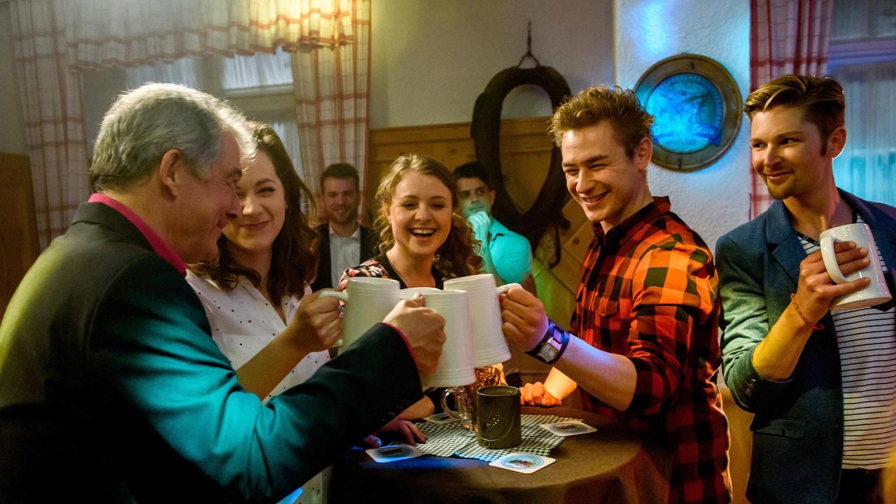 Norman (Niklas Löffler, 2.v.r. mit Komparse) und Anni (Regina Fink) feiern zusammen mit Tina (Christin Balogh) und André (Joachim Lätsch) ihre Abschiedsparty.