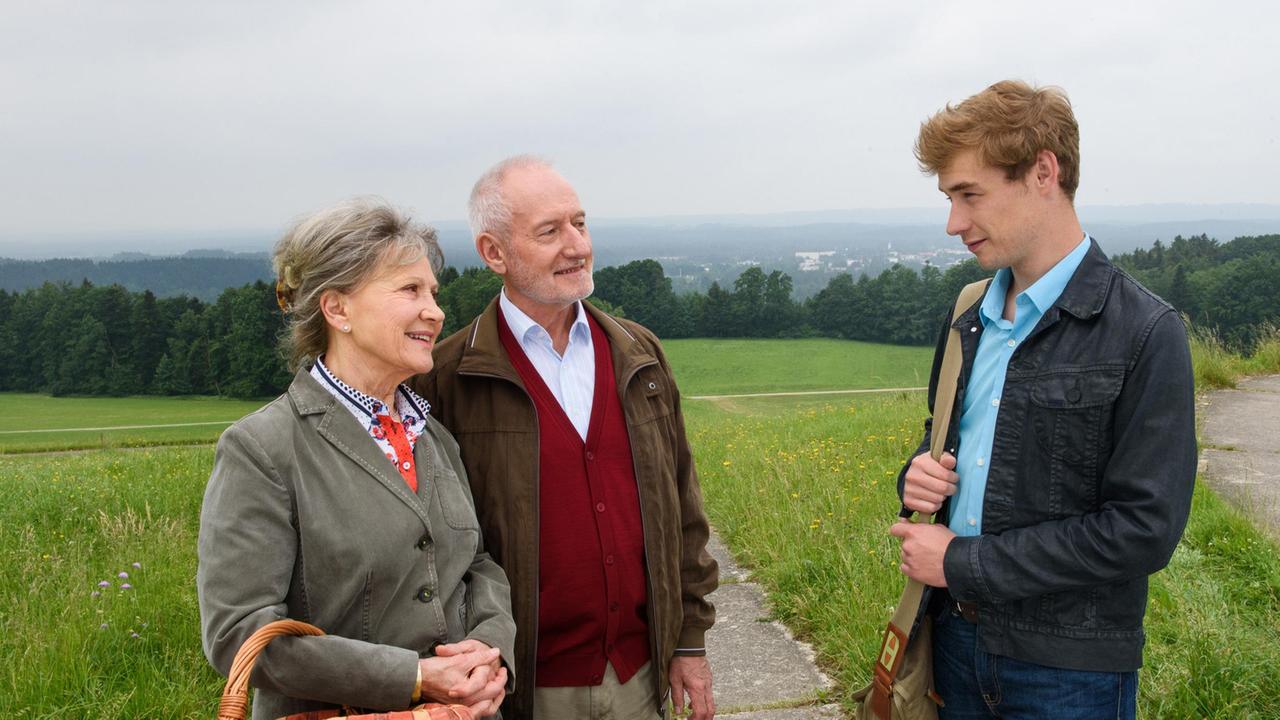 Norman (Niklas Löffler) will Tina vor Alfons (Sepp Schauer) und Hildegard (Antje Hagen) nicht als mögliche Diebin nennen. Doch als die Sonnbichlers ihm von einem weiteren Jugendstreich Tinas berichten, hat Norman eine Idee …