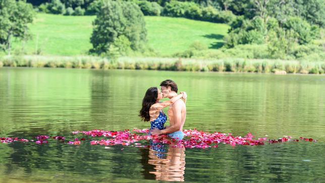 "Sturm der Liebe" - Staffel 15: Der Rosenkuss von Denise (Helen Barke) und Joshua (Julian Schneider) aus dem Vorspann