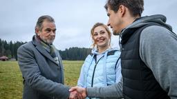 Paul (Sandro Kirtzel) ist nicht begeistert, als er und Constanze (Sophia Schiller) bei ihrem Spaziergang auf Hennings Vater Heinrich (Ralph Schicha) treffen.