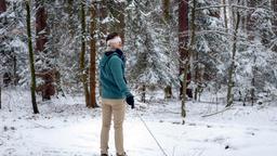 Paul (Sandro Kirtzel) verläuft sich im Wald.