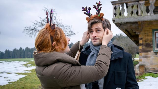 Paul (Sandro Kirtzel) versucht, die Leichtigkeit mit Constanze (Sophia Schiller) zu genießen.