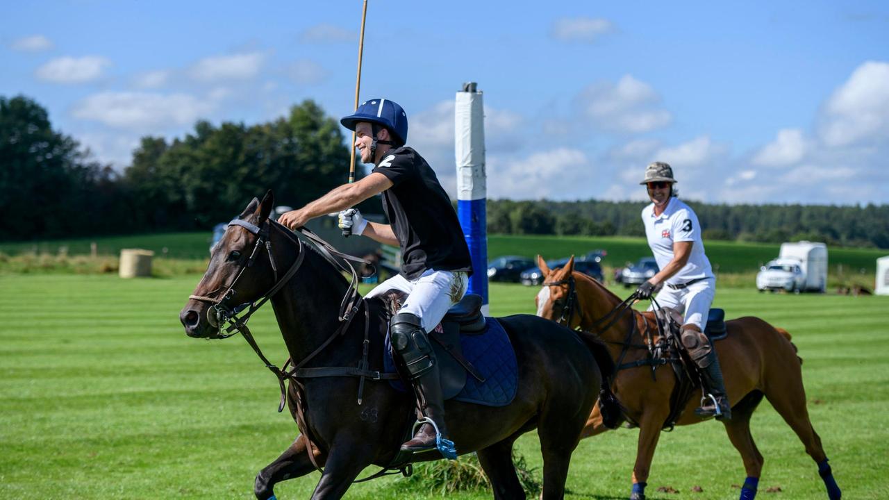 Polo-Turnier: Tim (Florian Frowein, l. mit Komparse) kämpft um den Sieg für sein Team.