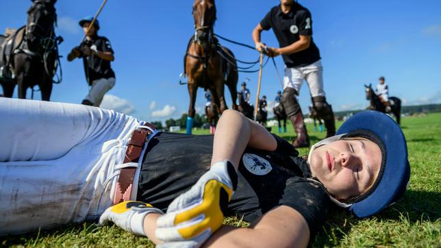 Polo-Turnier: Während Amelie (Julia Gruber, vorne) für Tim spielt, wird sie von einem Ball getroffen und stürzt (mit Komparsen).