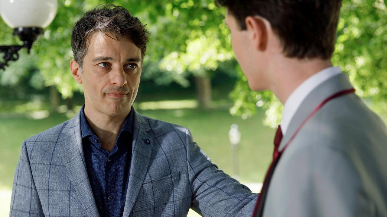 Robert (Lorenzo Patané) entschuldigt sich bei Fabien (Lukas Schmidt).