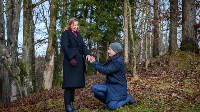 Robert (Lorenzo Patané) hält um Lias (Deborah Müller) Hand an.