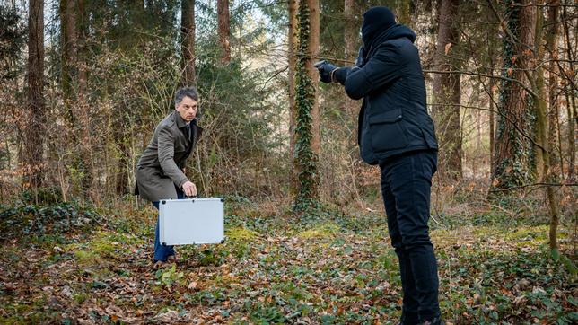 Robert (Lorenzo Patané) hofft angespannt, Valentina bald wieder in die Arme schließen zu können.