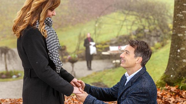 Robert (Lorenzo Patané) macht Ariane (Viola Wedekind) einen Heiratsantrag. Lia (Deborah Müller, h.) beobachtet die beiden getroffen.