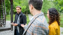 Robert (Lorenzo Patané) sorgt dafür, dass Urs (Sebastian Feicht) die belastende Tonaufnahme von Vanessa (Jeannine Gaspár) löscht.