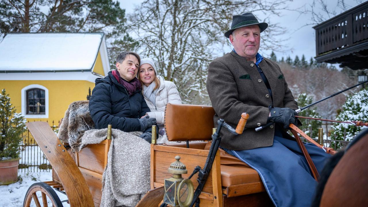 Robert (Lorenzo Patané) überrascht Lia (Deborah Müller) mit einer romatischen Kutschfahrt.