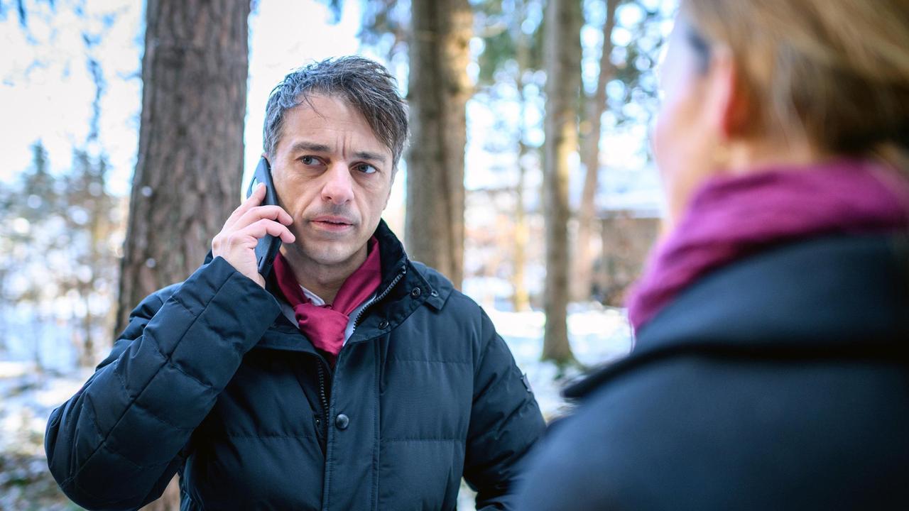 Robert (Lorenzo Patané) und Lia (Deborah Müller) sind fassungslos, als Ariane aus dem Gefängnis anruft.