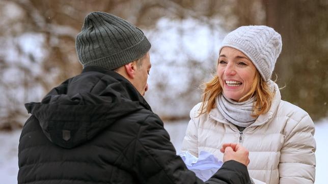 Robert (Lorenzo Patané) und Lia (Deborah Müller) sind überglücklich, dass sie keine Geschwister sind.