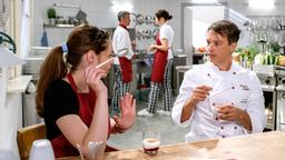 Robert (Lorenzo Patané) und Valentina (Aylin Ravanyar) genießen die Zeit beim Kochen miteinander.