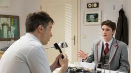Robert (Lorenzo Patané) zeigt Verständnis für Fabiens (Lukas Schmidt) Situation.