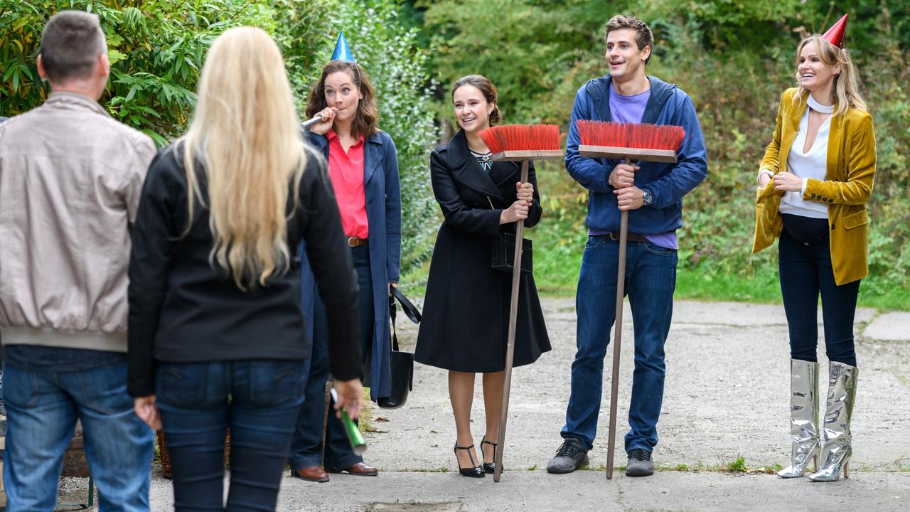 Romy (Désirée von Delft) und Paul (Sandro Kirtzel) werden von Tina (Christin Balogh, 3.v.l. mit Komparsen), Jessica (Isabell Ege) und weiteren Freunden und Kollegen mit einem Polterabend überrascht.