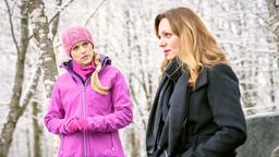 Rosalie (Natalie Alison) begreift, dass etwas mit Ariane (Viola Wedekind) nicht stimmt.