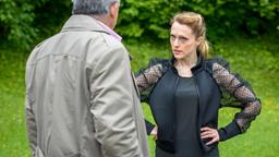 Rosalie (Natalie Alison) bekommt durch ein Telefonat von André (Joachim Lätsch) eine brisante Neuigkeit mit.