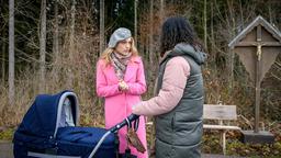 Rosalie (Natalie Alison) berichtet Vanessa (Jeannine Gaspár) über die Ungereimtheiten von Bettinas Geschichte.