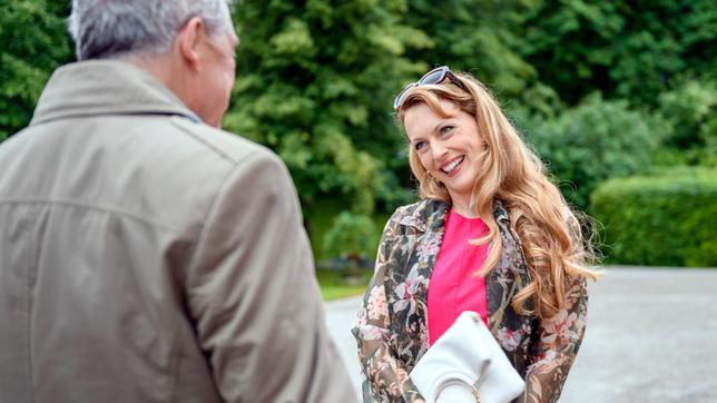 Rosalie (Natalie Alison) taucht am "Fürstenhof" auf und trifft mit André (Joachim Lätsch) gleich einen alten Bekannten.