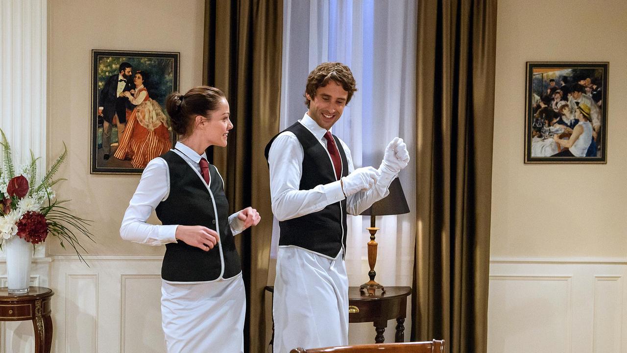 Sebastian (Kai Albrecht) lässt sich von Alexandra (Kristina Dörfer) ablenken.