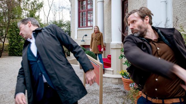 Selina (Katja Rosin) beobachtet, wie Cornelius (Christoph Mory) Christoph (Dieter Bach) niederschlägt.