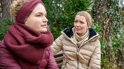 Selina (Katja Rosin) kann nicht glauben, dass Maja (Christina Arends) in Lars verliebt sein soll.