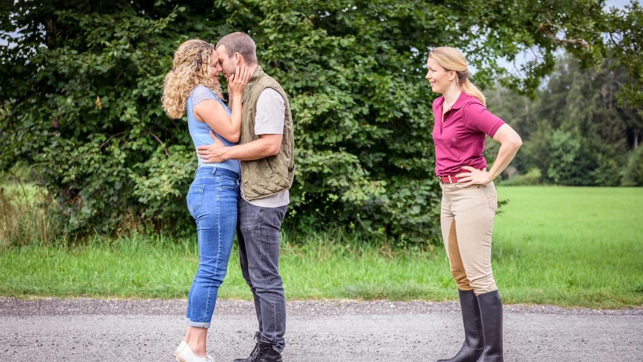 Selina (Katja Rosin) muss das frische Liebesglück von Tim (Florian Frowein) und Franzi (Léa Wegmann) kurz unterbrechen, da eine Stute entlaufen ist.