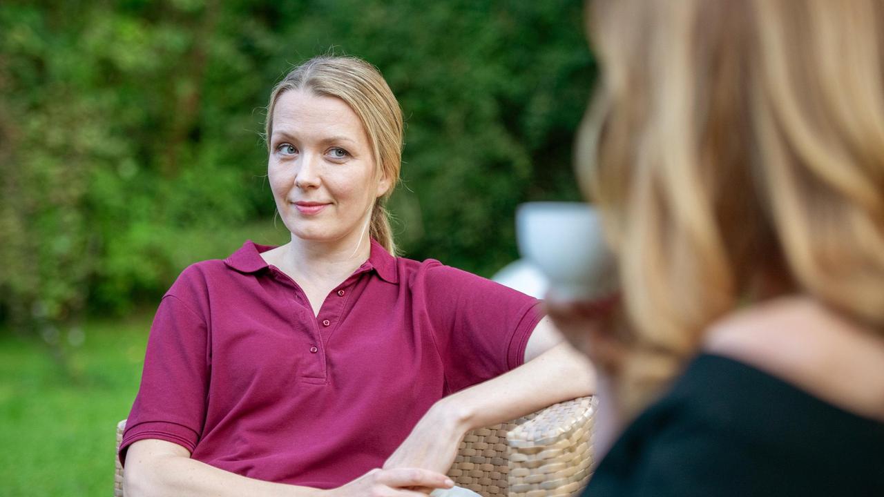 Selina (Katja Rosin) setzt sich bei Ariane (Viola Wedekind) für ihren Neffen Henning ein.