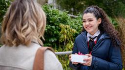 Shirin (Merve Çakır) verabschiedet sich von ihrer Freundin Josie (Lena Conzendorf).