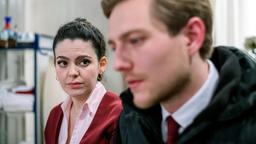 Shirin (Merve Çakır) versichert Henning (Matthias Zera), dass sie von Pauls Schuld nichts wusste.