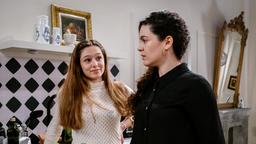 Shirin (Merve Çakır) vertraut sich Valentina (Aylin Ravanyar) in ihrer Sorge an.