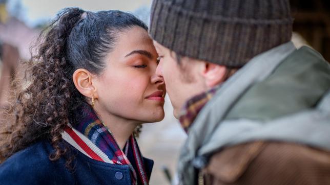 Shirins (Merve Çakır) und Gerrys (Johannes Huth) Gefühle füreinander lassen sich nicht mehr unterdrücken.