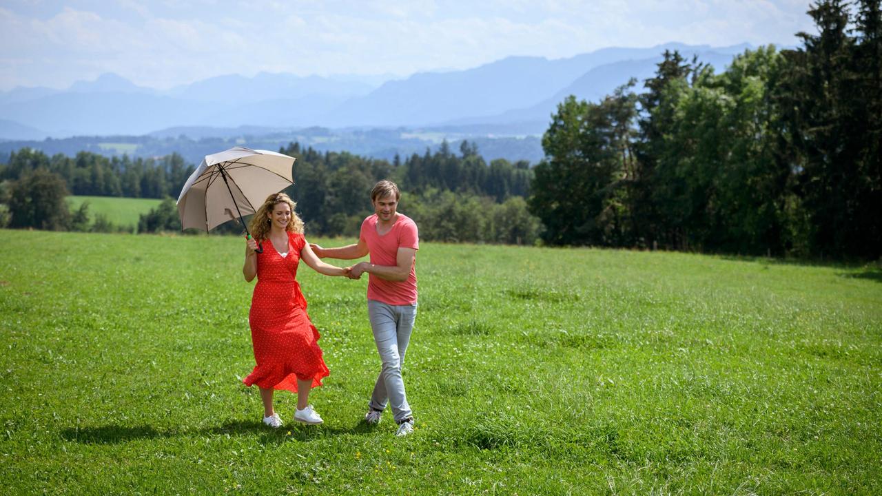 Steffen (Christopher Reinhardt) will Franzi (Léa Wegmann) mit einer wunderschönen Hochzeitslocation überraschen.