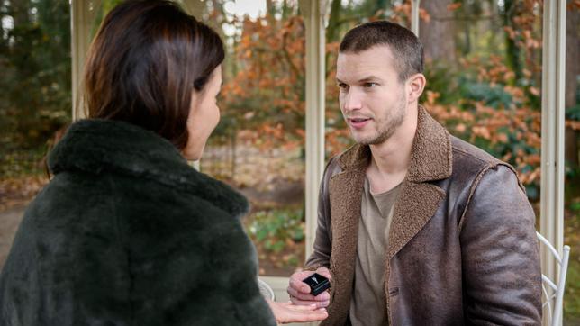 Tim (Florian Frowein) macht Nadja (Anna Lena Class) einen Heiratsantrag.