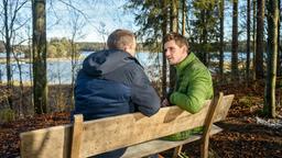 Tim (Florian Frowein) und Paul (Sandro Kirtzel) überlegen fieberhaft, wer für den Angriff auf Dirk verantwortlich sein könnte.